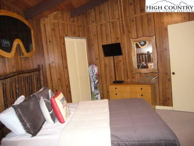 Image number 17 for the current listing