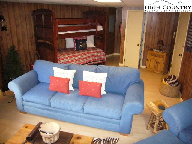 Image number 16 for the current listing