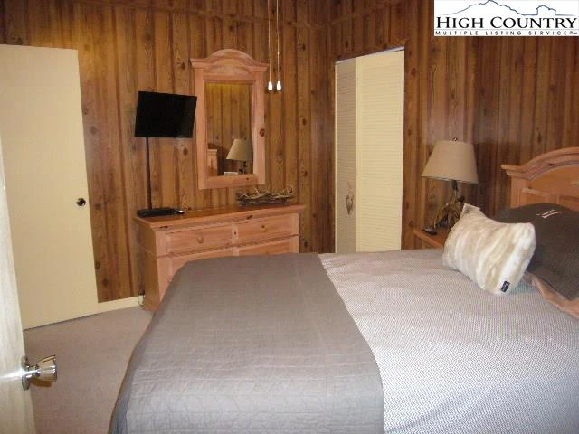 Image number 19 for the current listing