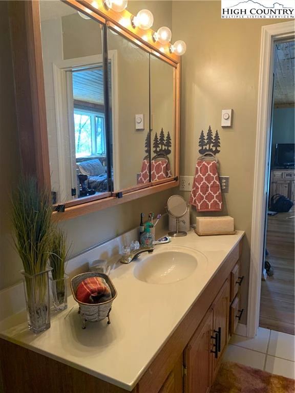 Image number 14 for the current listing
