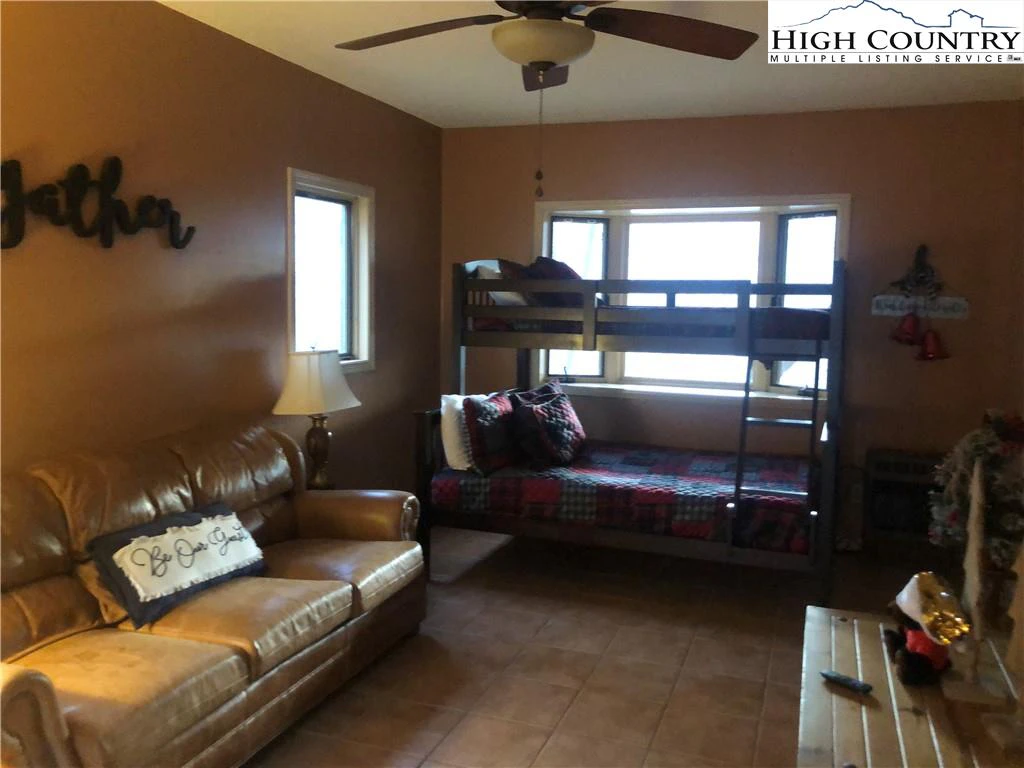 Image number 8 for the current listing