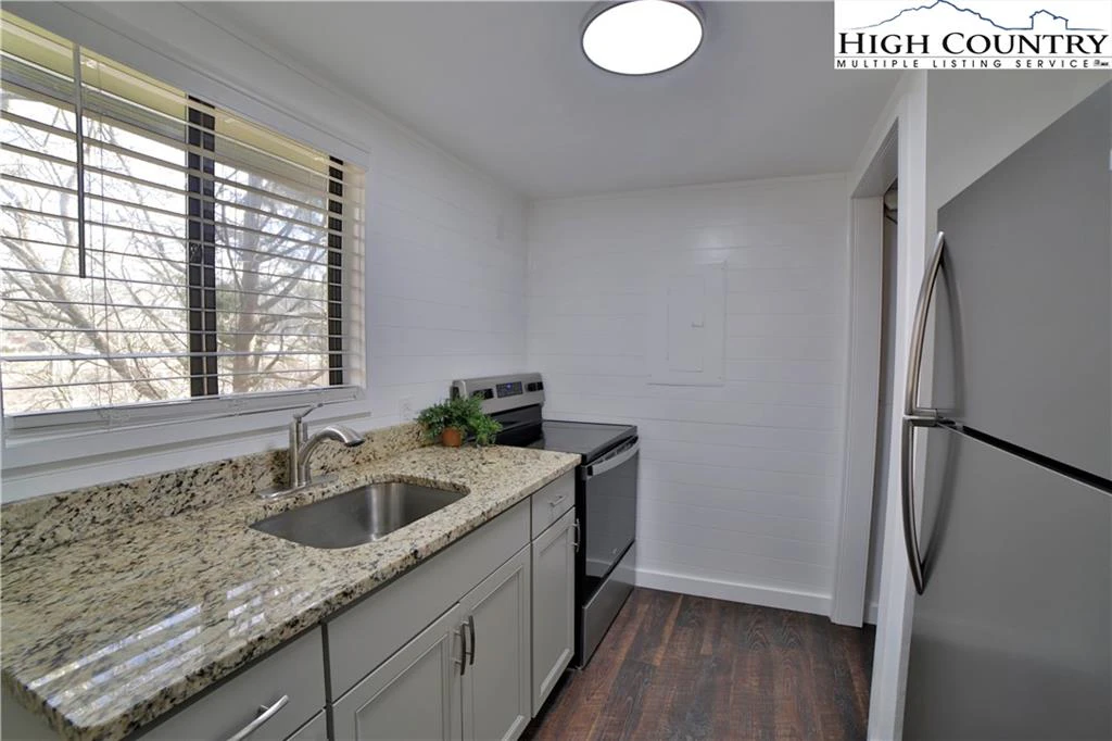 Image number 7 for the current listing