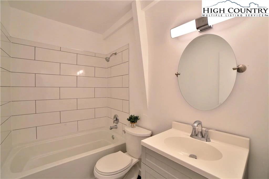 Image number 9 for the current listing