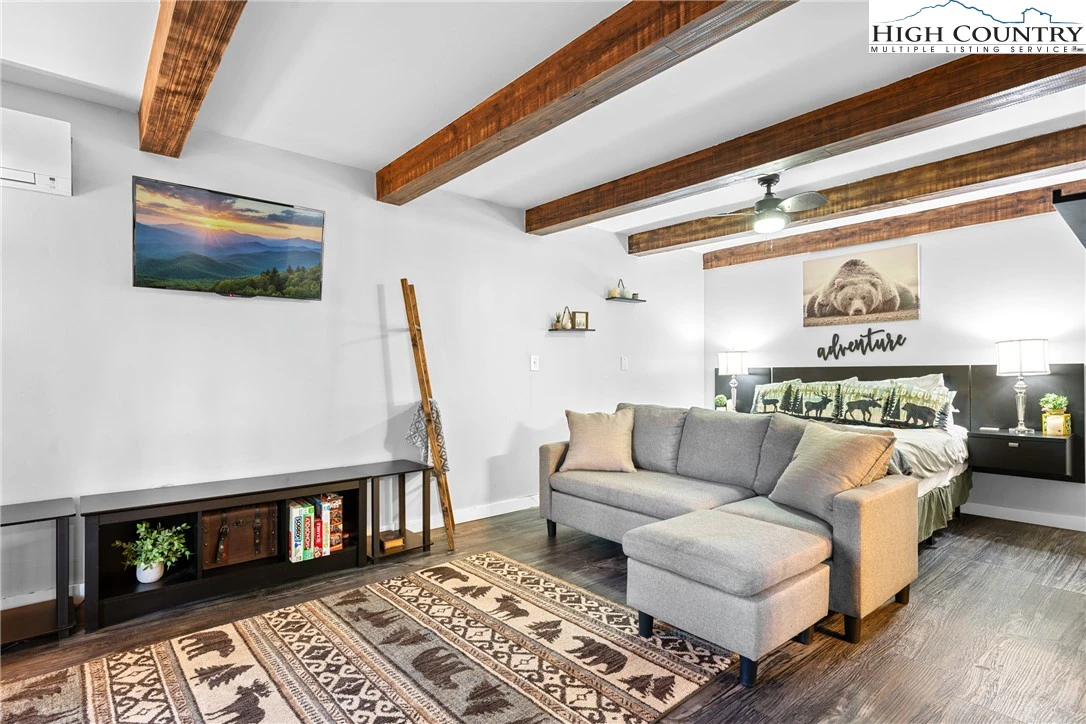 Image number 19 for the current listing