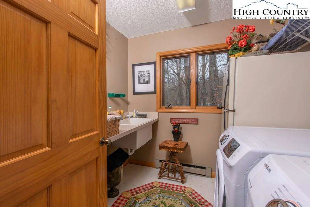 Image number 10 for the current listing