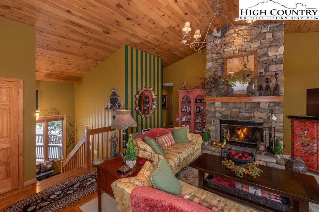 Image number 21 for the current listing