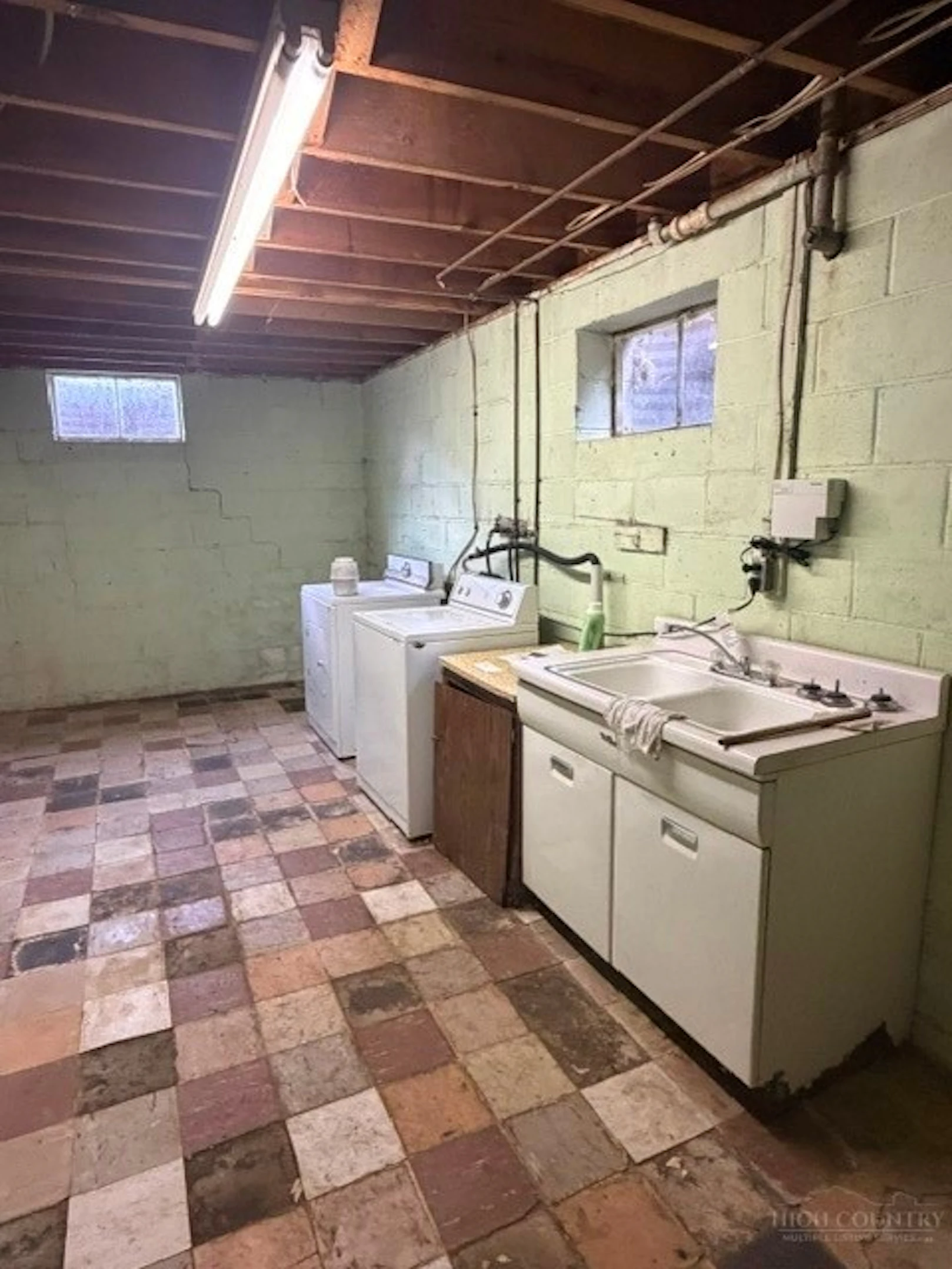 Image number 19 for the current listing