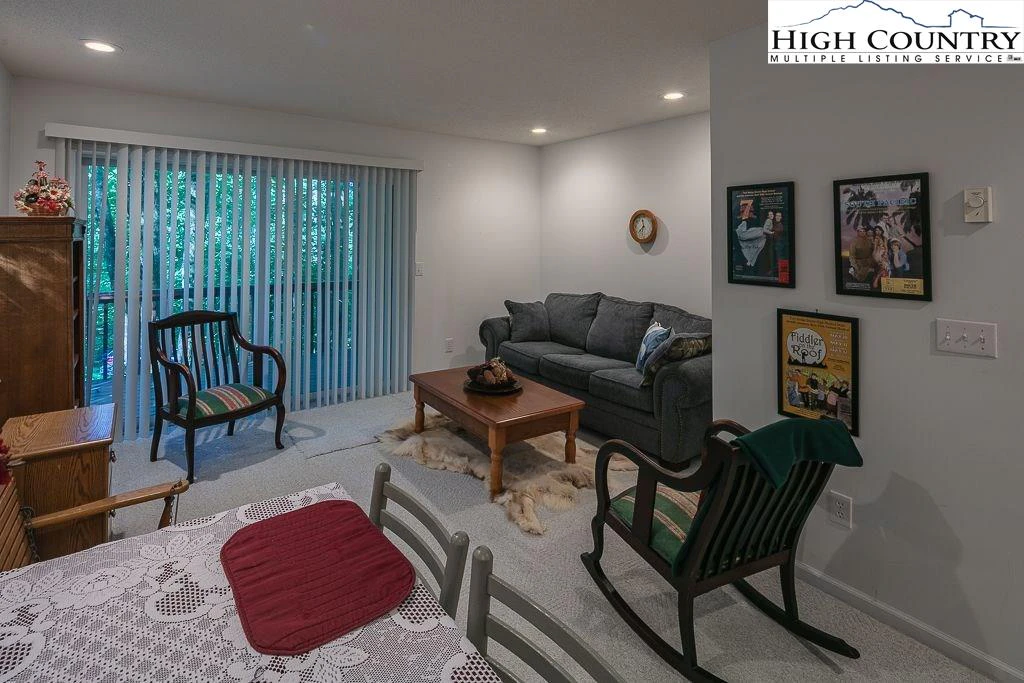 Image number 3 for the current listing