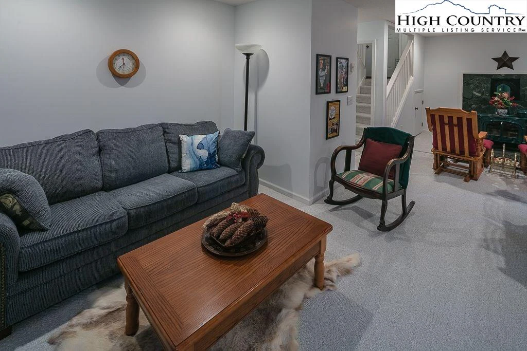 Image number 4 for the current listing