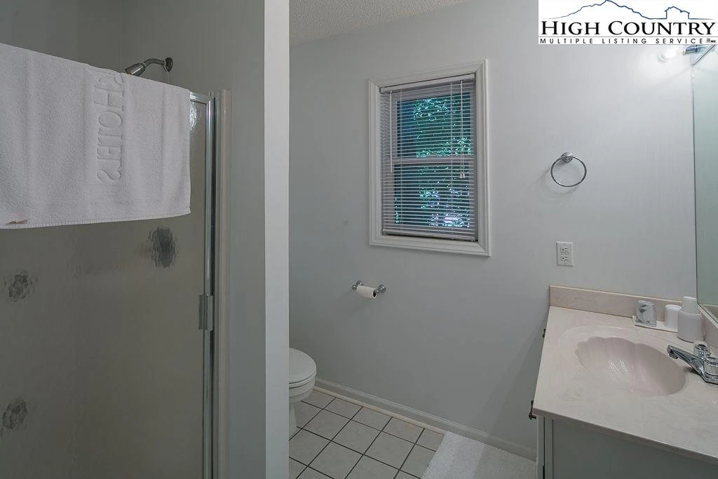 Image number 9 for the current listing