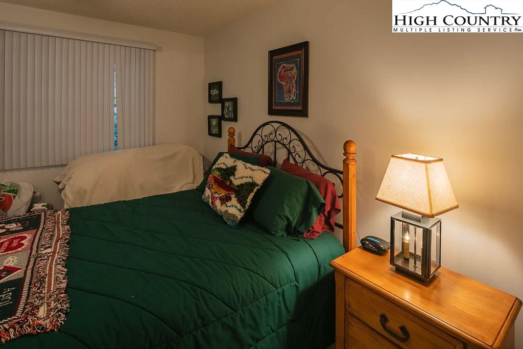 Image number 11 for the current listing