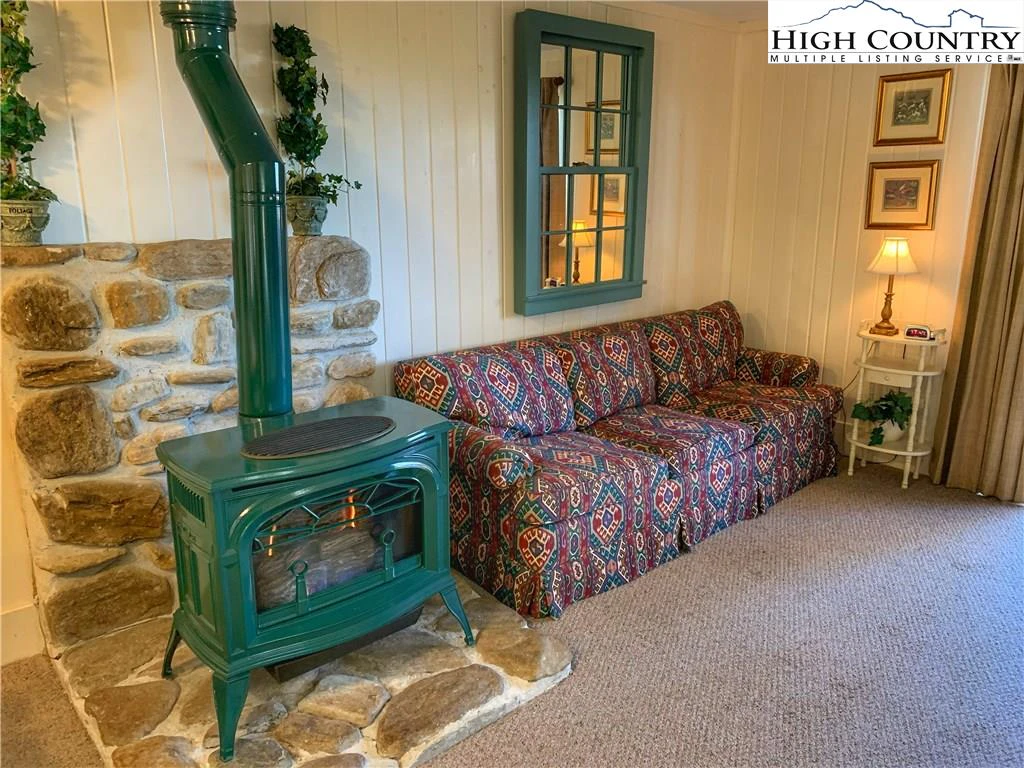 Image number 14 for the current listing