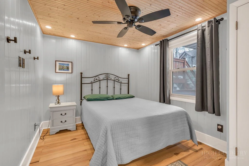 Image number 4 for the current listing
