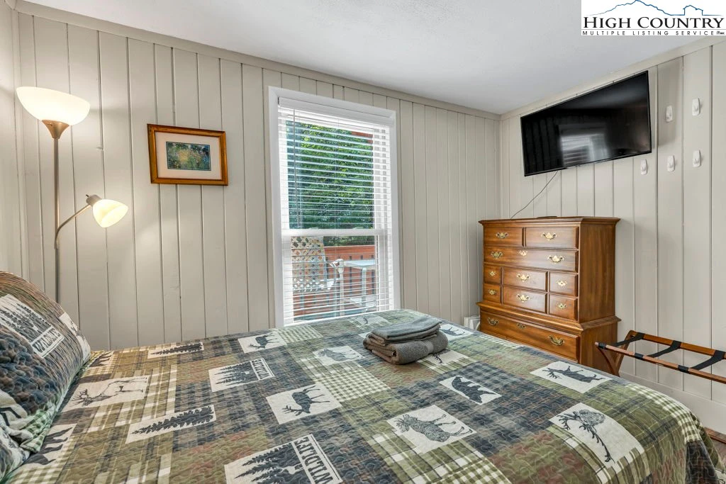 Image number 19 for the current listing