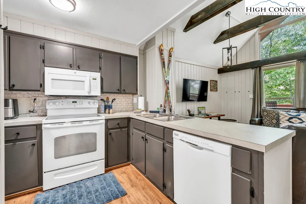 Image number 3 for the current listing