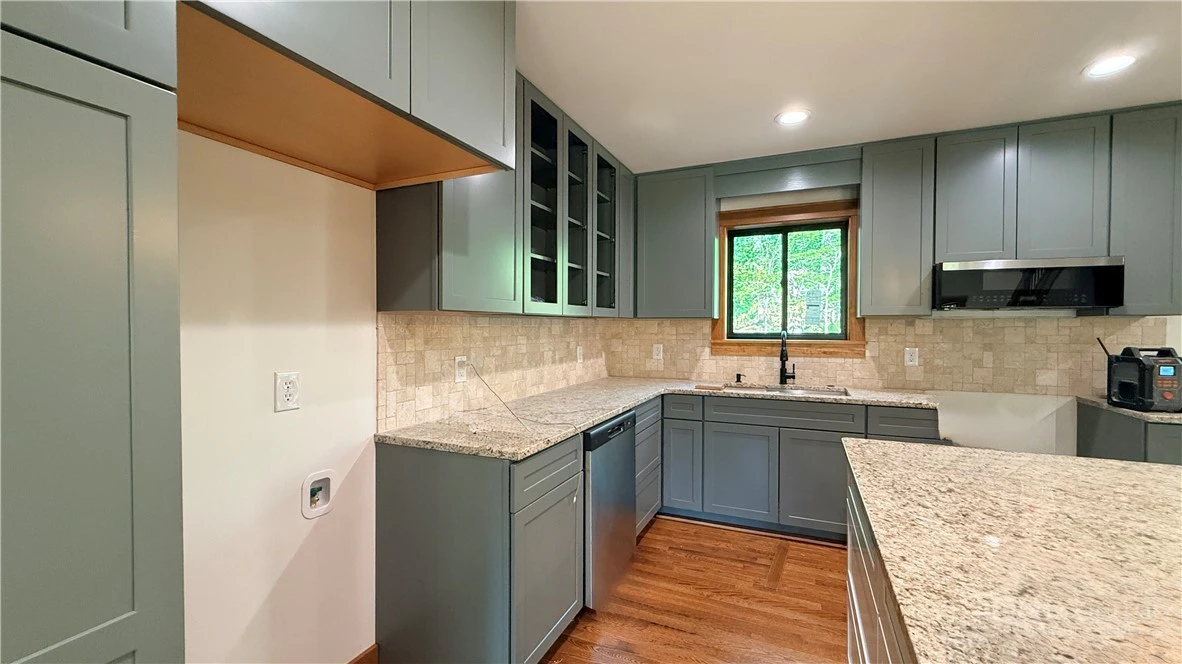 Image number 2 for the current listing
