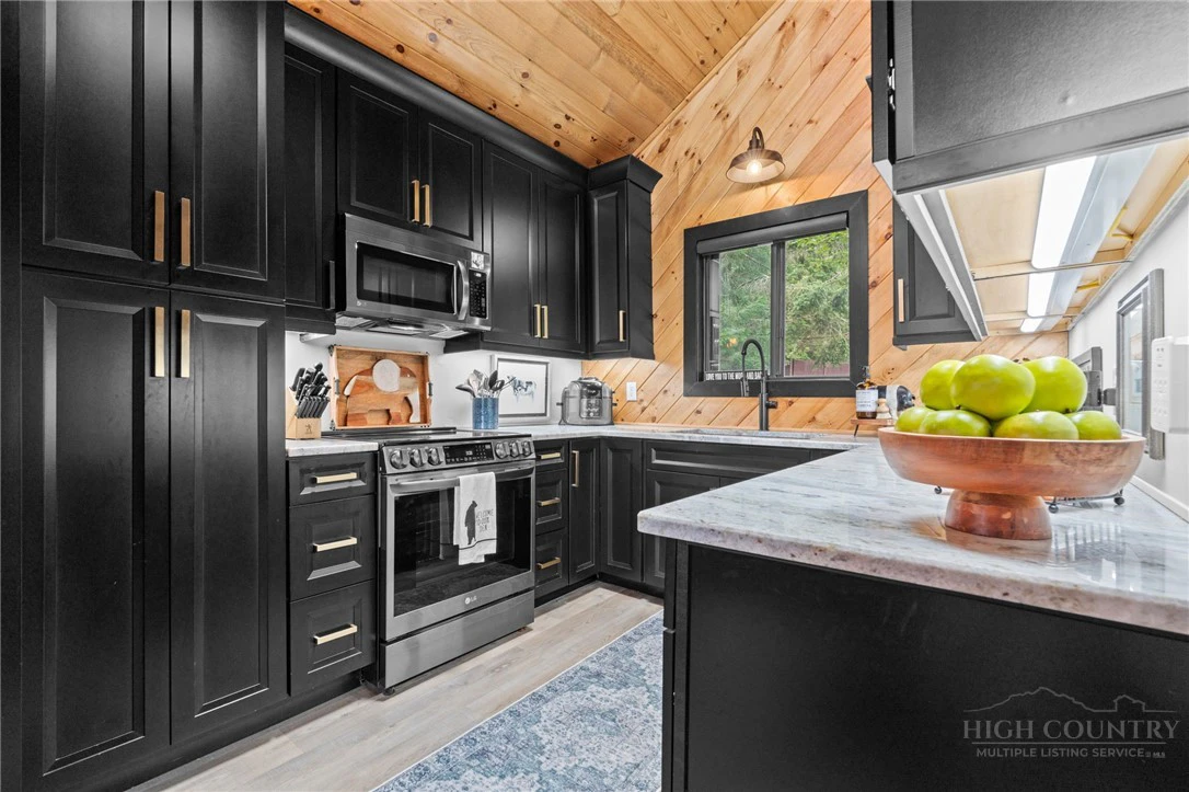 Image number 13 for the current listing