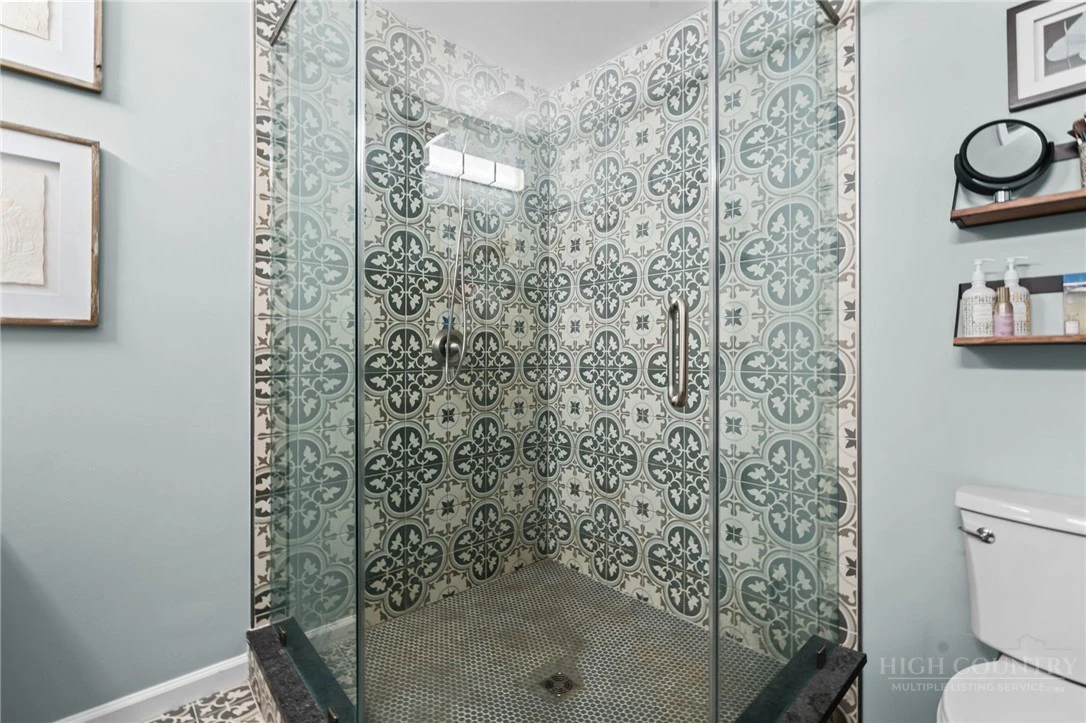 Image number 19 for the current listing