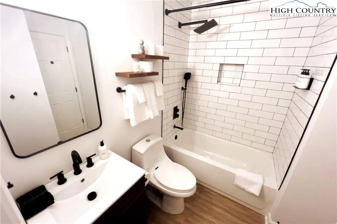 Image number 6 for the current listing