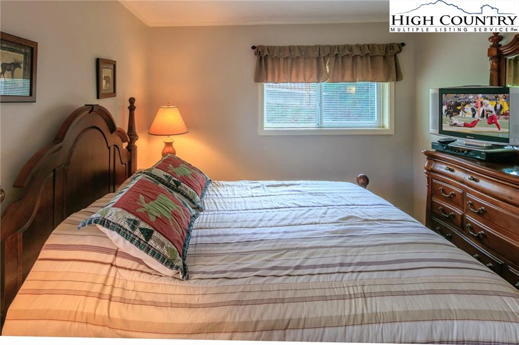 Image number 3 for the current listing