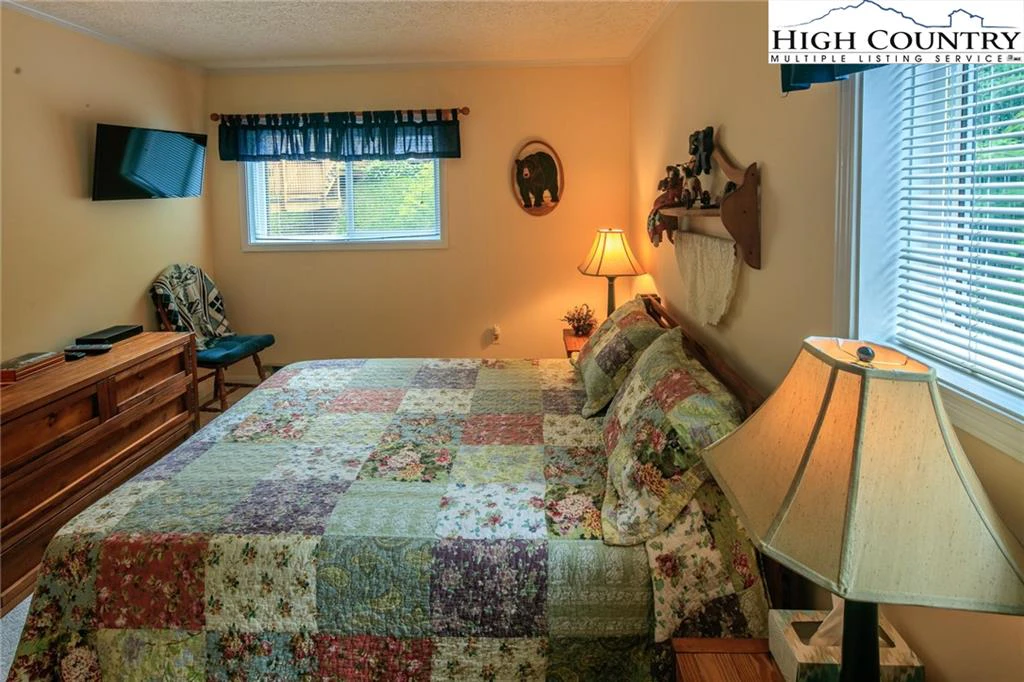 Image number 3 for the current listing