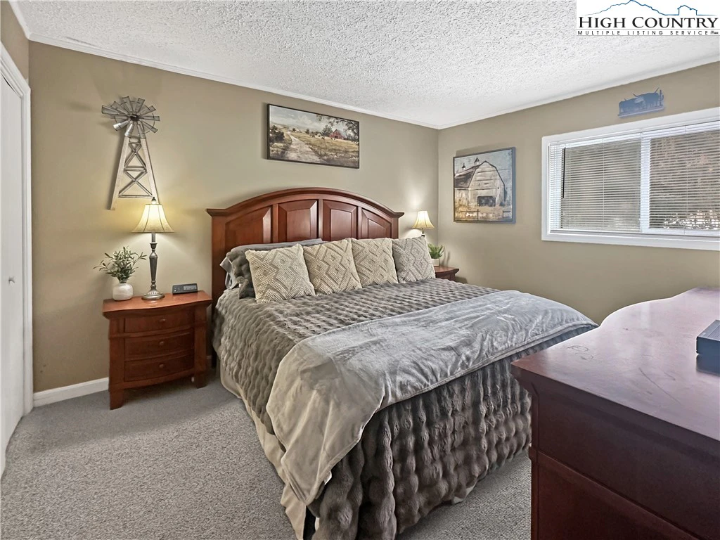 Image number 18 for the current listing