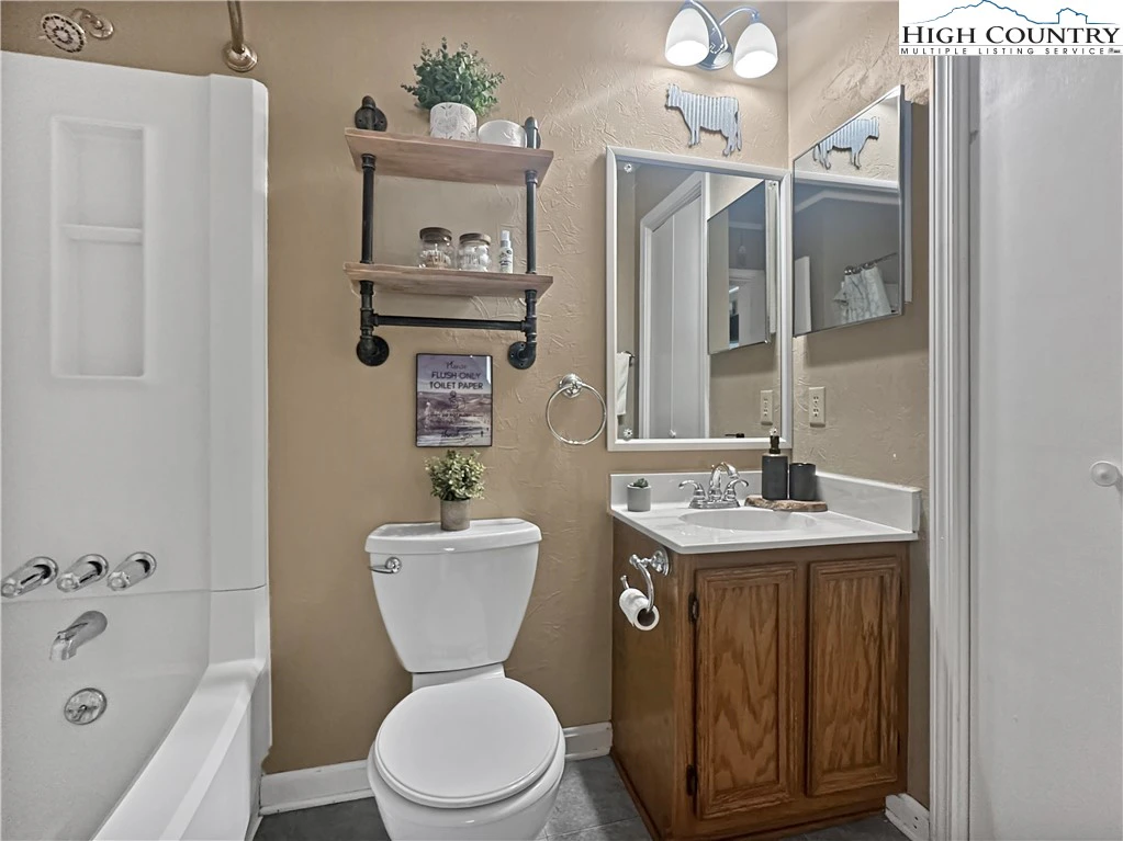 Image number 3 for the current listing