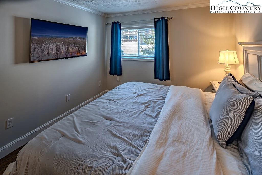 Image number 3 for the current listing