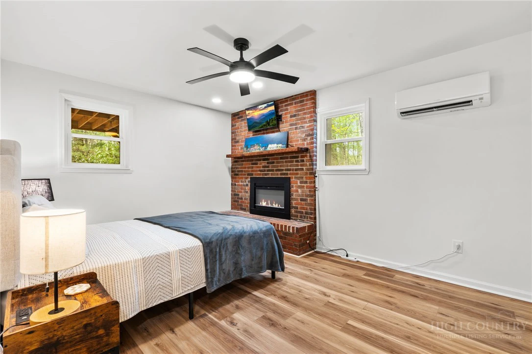 Image number 2 for the current listing