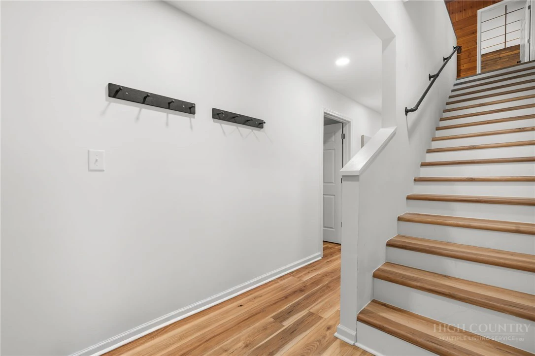 Image number 18 for the current listing