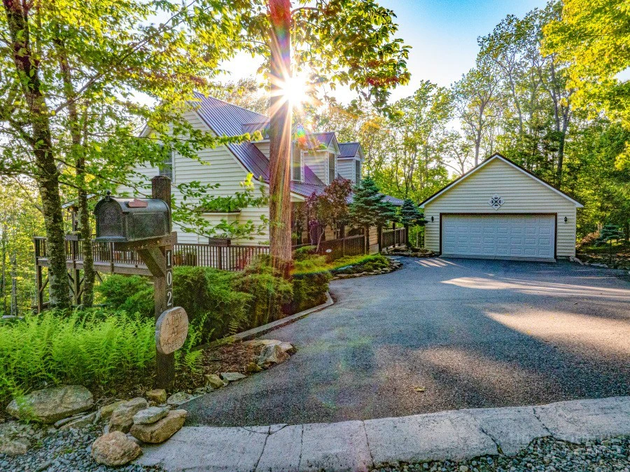 Image number 1 for the current listing