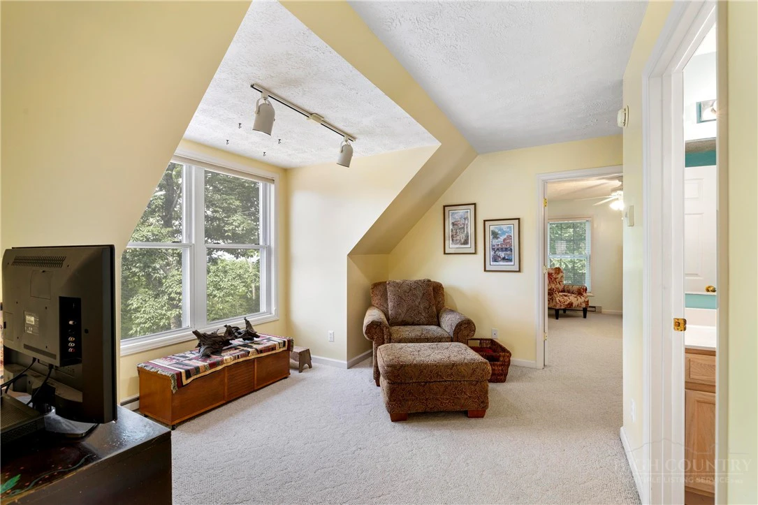 Image number 14 for the current listing