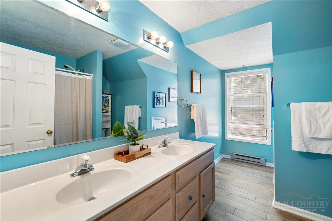 Image number 4 for the current listing