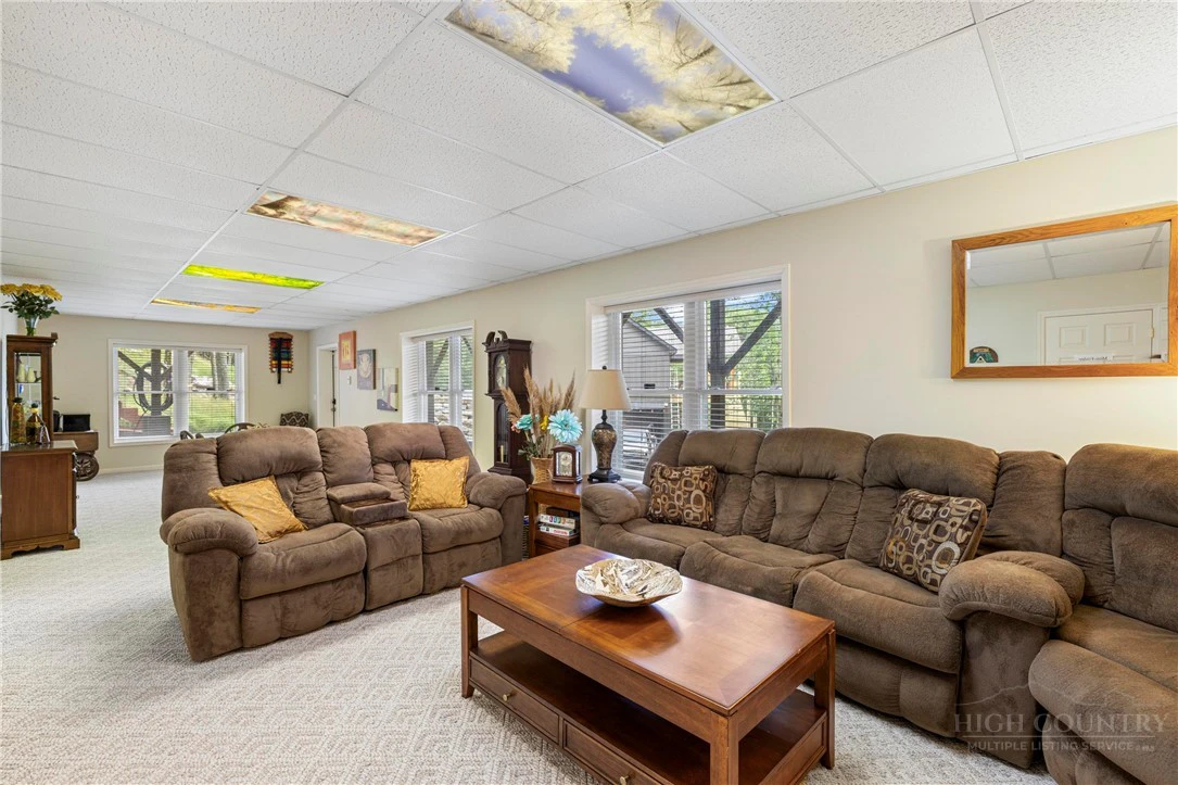 Image number 12 for the current listing