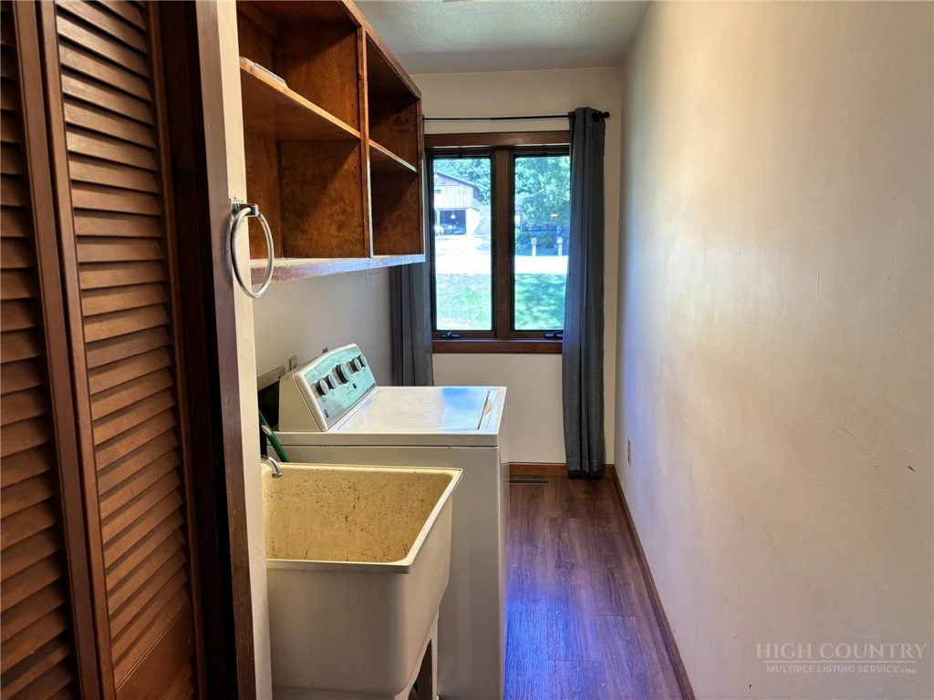 Image number 19 for the current listing