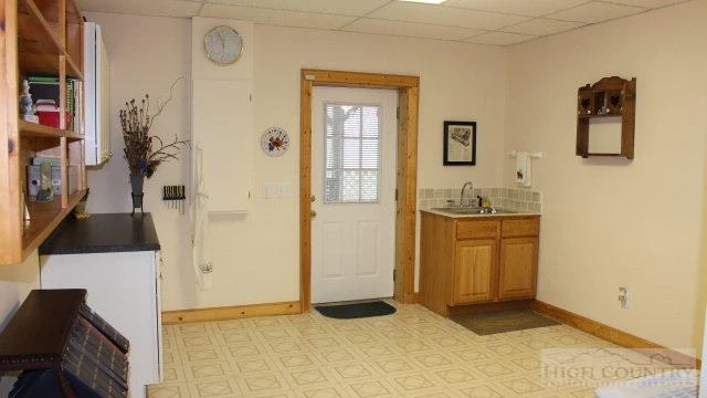 Image number 17 for the current listing