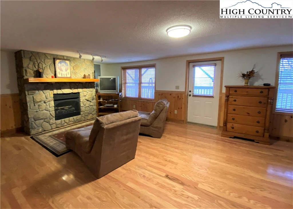 Image number 5 for the current listing