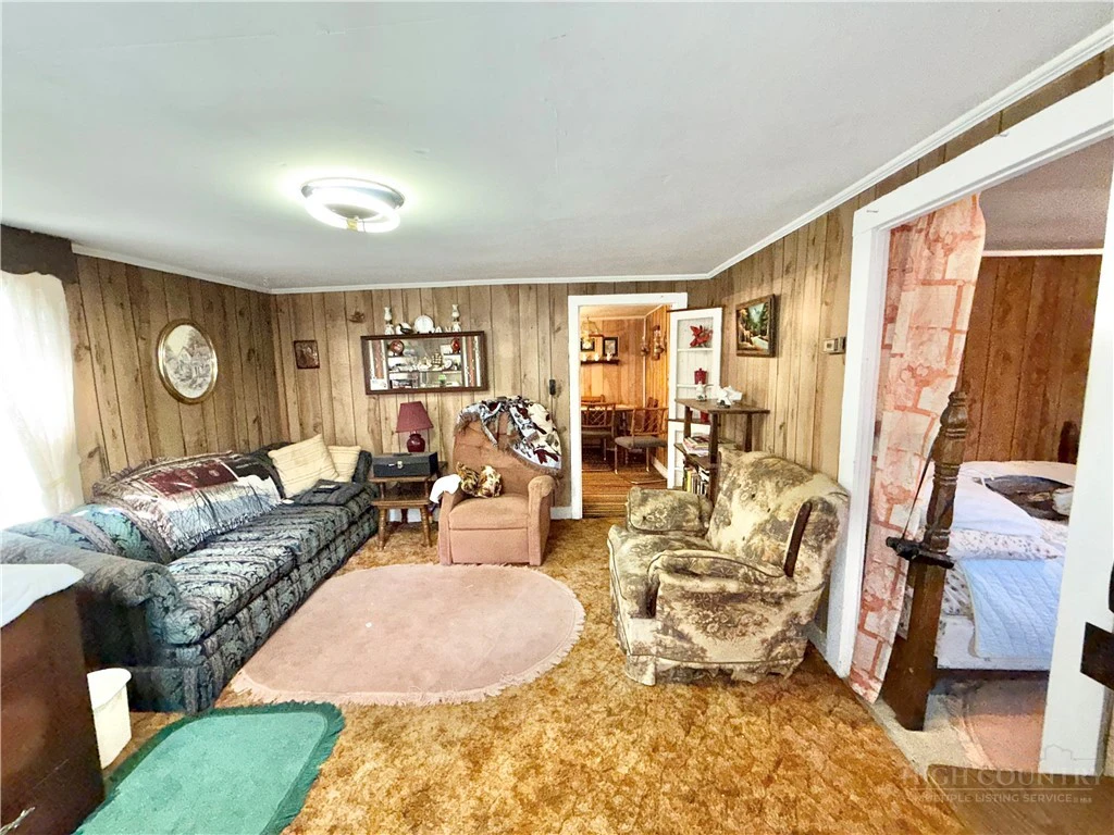 Image number 19 for the current listing