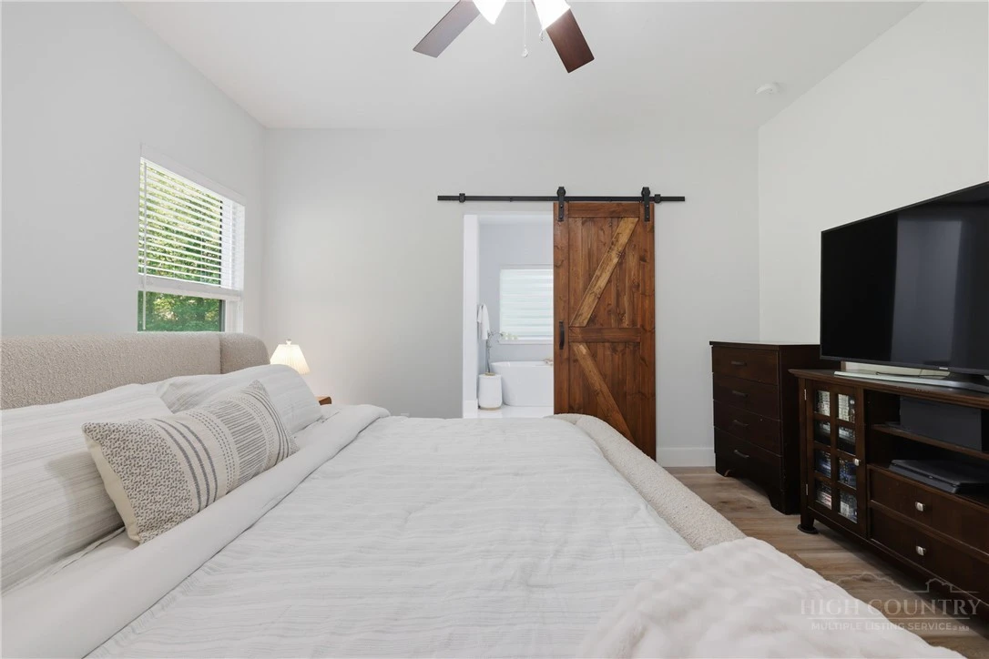 Image number 14 for the current listing