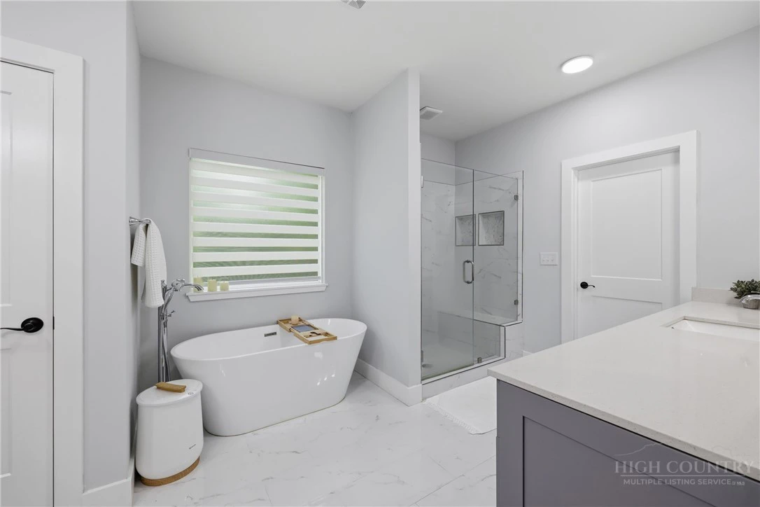 Image number 3 for the current listing