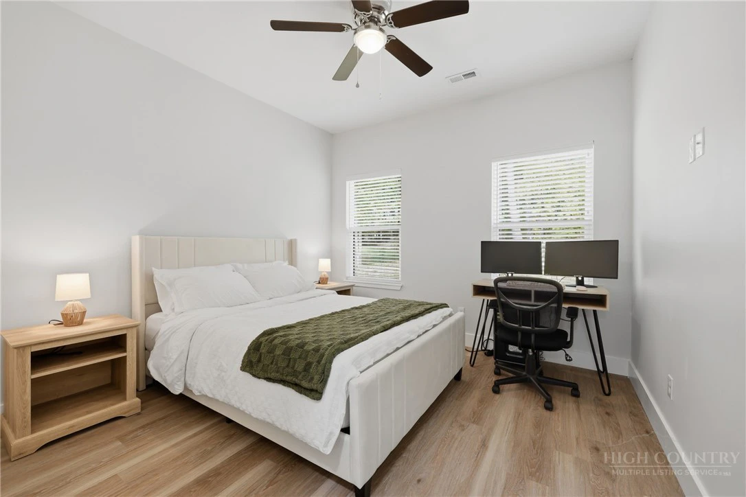 Image number 8 for the current listing