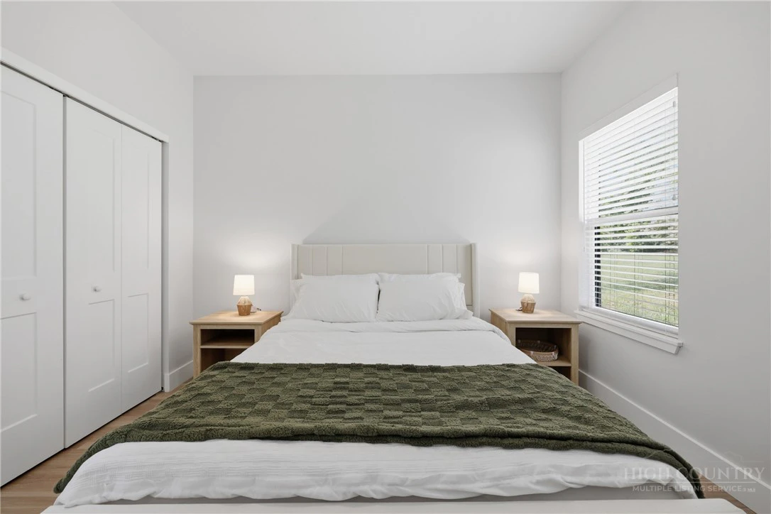 Image number 9 for the current listing