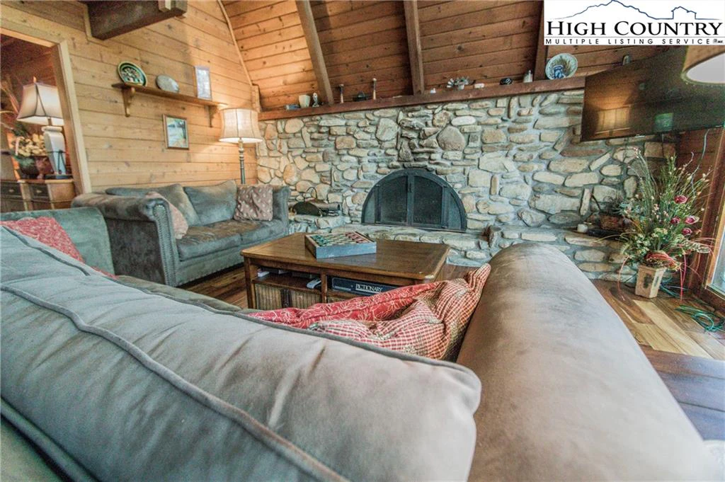 Image number 3 for the current listing