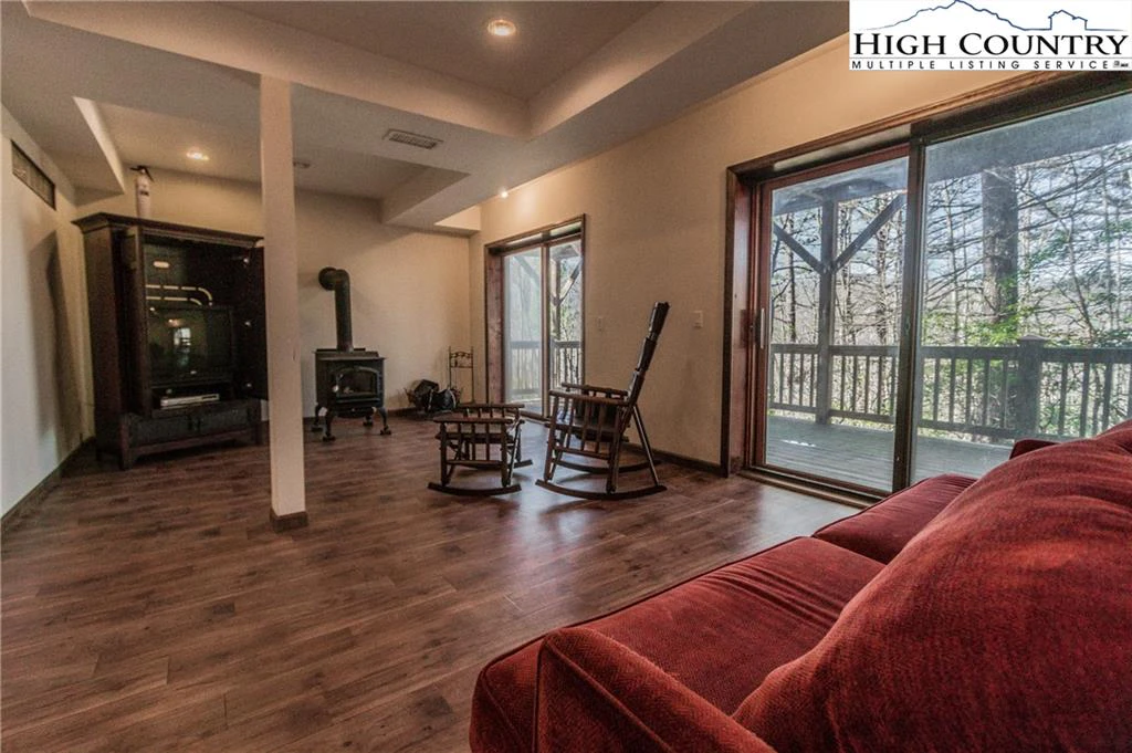 Image number 16 for the current listing
