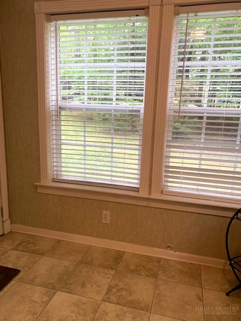Image number 8 for the current listing