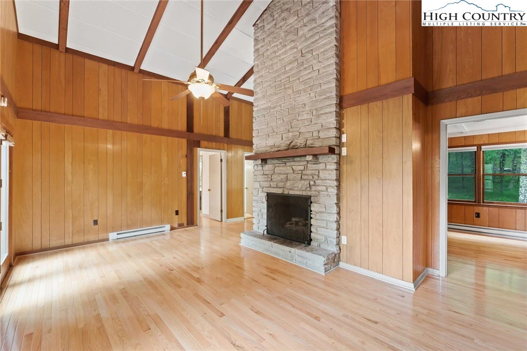 Image number 21 for the current listing