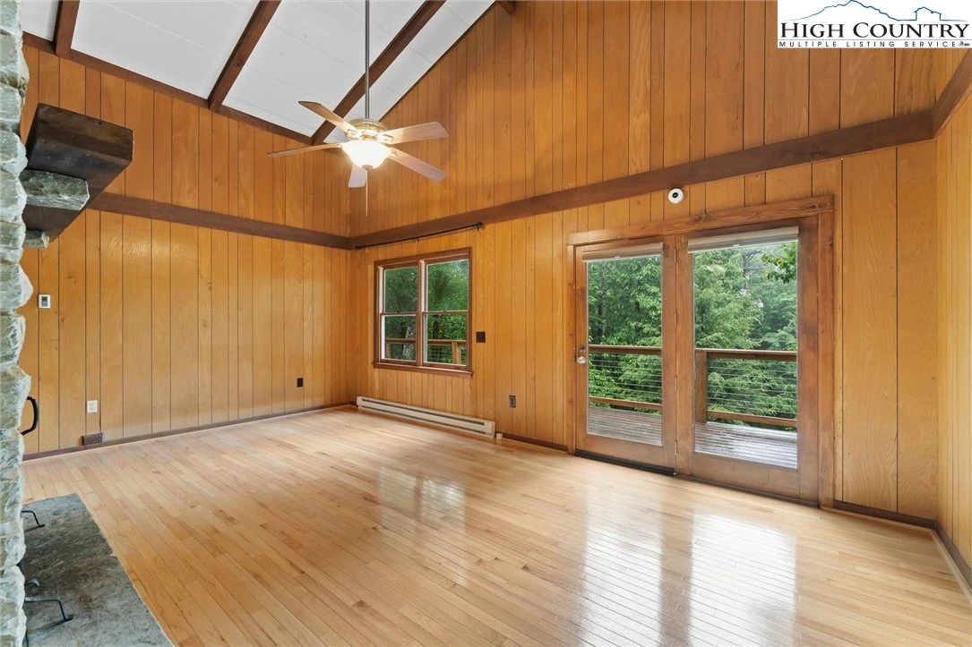 Image number 19 for the current listing