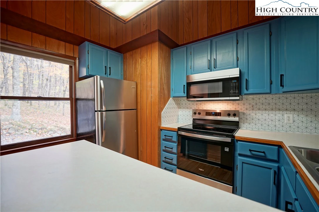 Image number 17 for the current listing