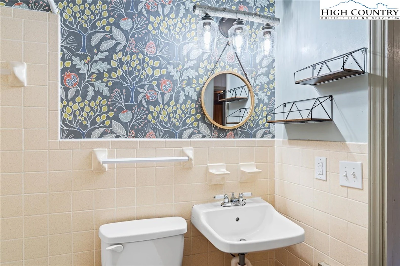 Image number 9 for the current listing