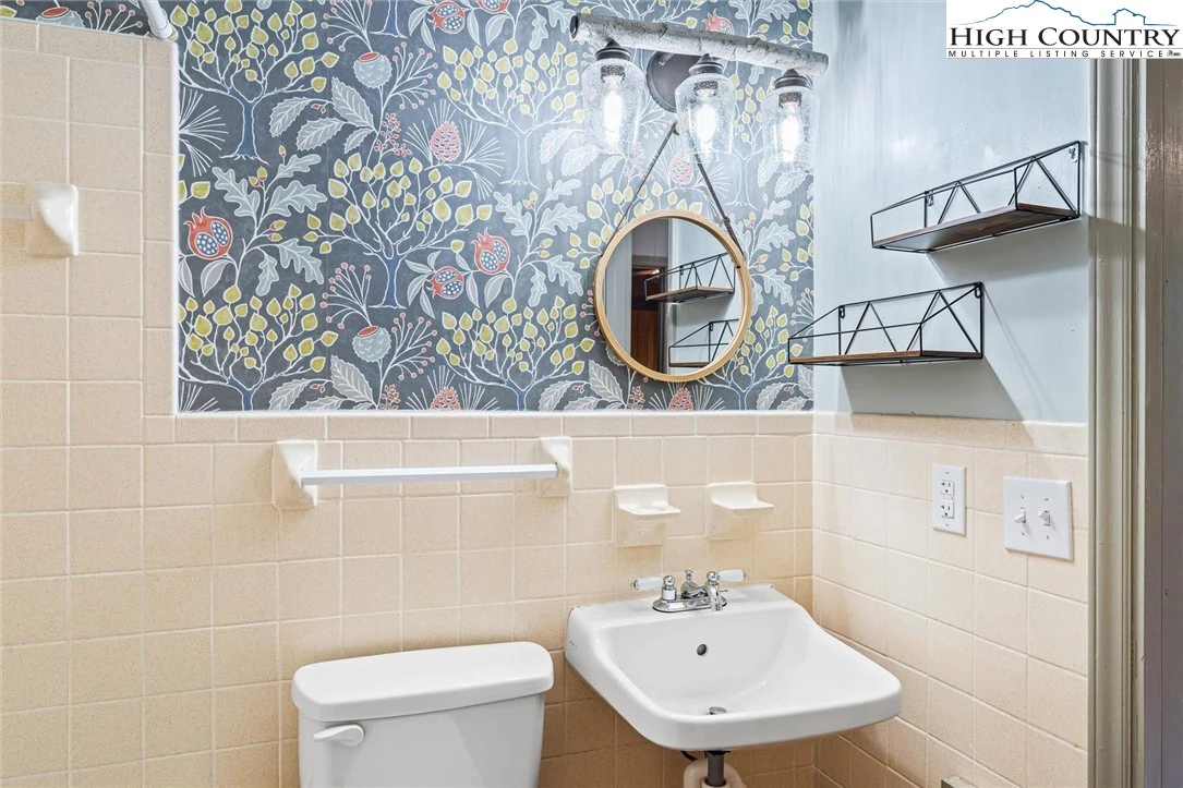Image number 9 for the current listing
